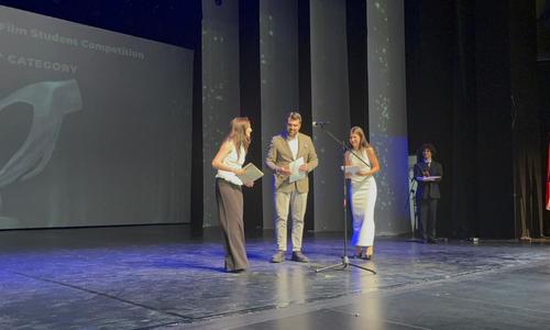 Министър Георгиев връчи специална награда в ученически конкурс